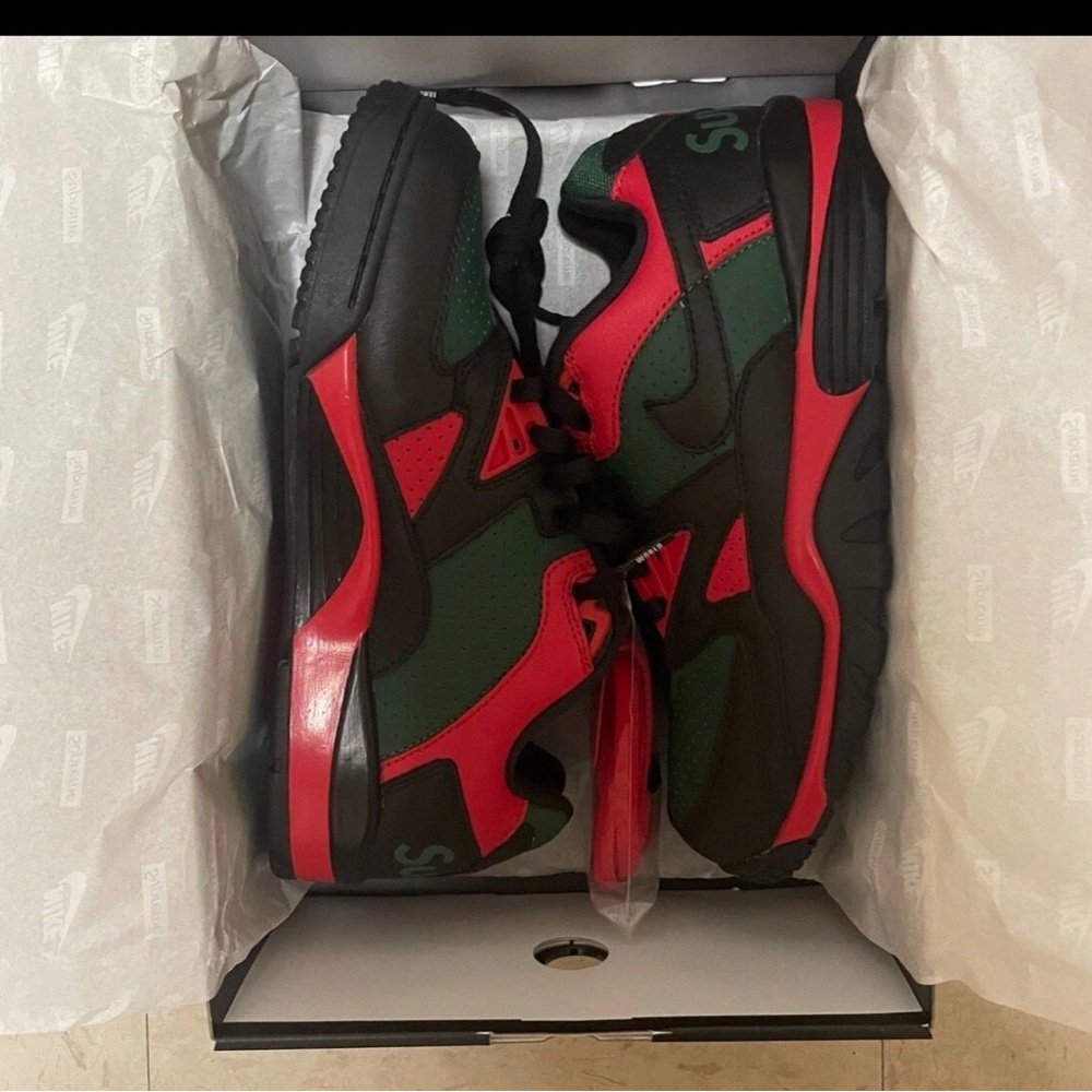 Nike Low-Top Sneakers in Red, Green and Black
